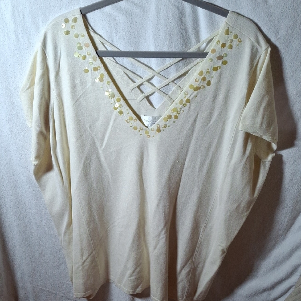 Chic Cream Blouse with Abalone Detailing (Can135)